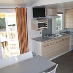 location-mobil-home-2-chambres-5-personnes-cuisine-camping-le-bosc-bonnes-vacances-sarl