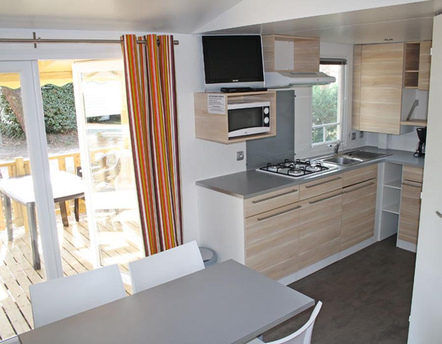 location-mobil-home-2-chambres-5-personnes-cuisine-camping-le-bosc-bonnes-vacances-sarl