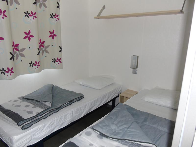 location-mobil-home-2-chambres-chambre-lit-simple-camping-vendee-bonnes-vacances-sarl