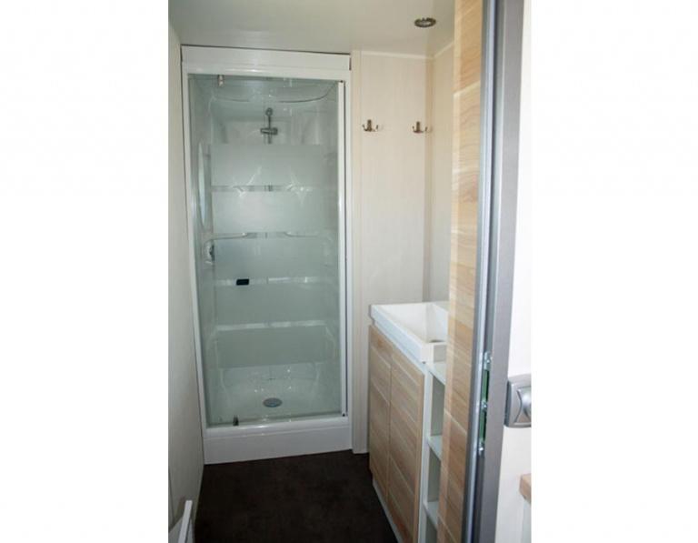location-mobil-home-3-chambres-6-personnes-douche-camping-le-bosc-bonnes-vacances-sarl