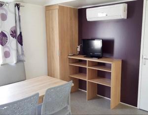 location-mobil-home-premimu-2-chambres-4-personnes-camping-le-bosc-bonnes-vacances-sarl