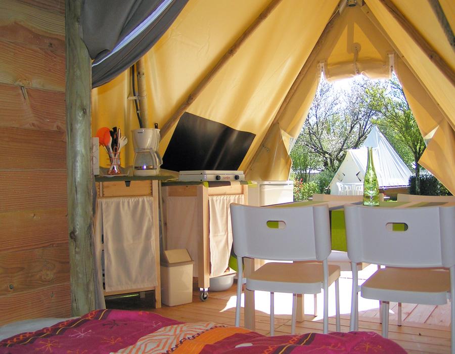 location-tipi-insolite-2-chambres-4-personnes-avec-cuisine-camping-nature-bonnes-vacances-sarl