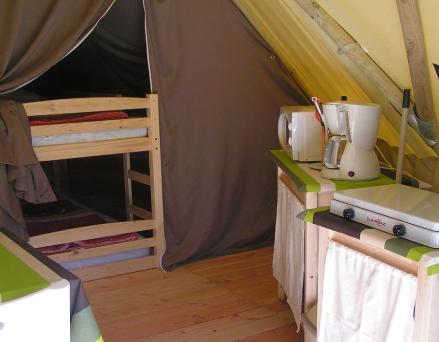 location-tipi-insolite-2-chambres-4-personnes-camping-nature-proche-parthenay-bonnes-vacances-sarl
