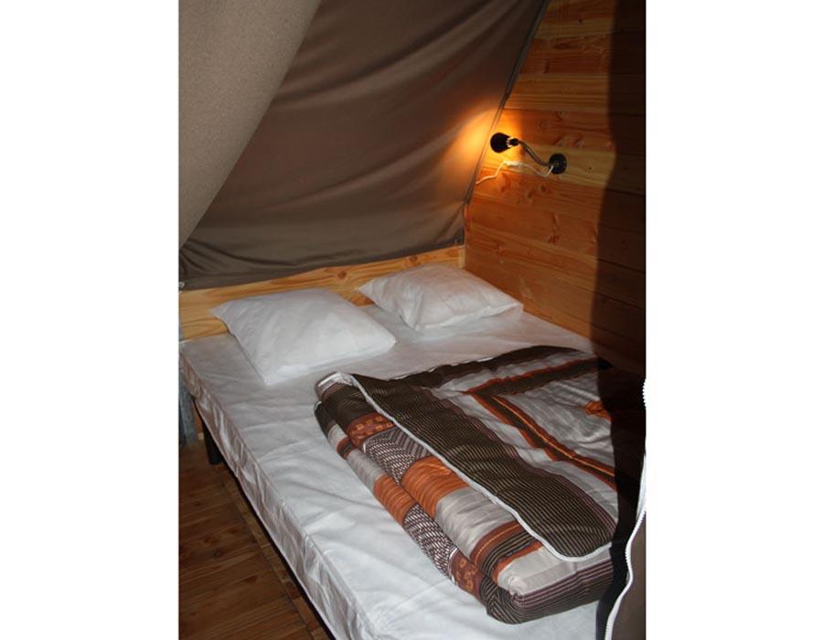 location-tipi-insolite-6-personnes-lit-double-camping-nature-bonnes-vacances-sarl