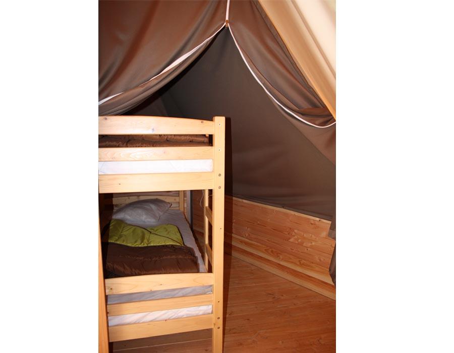 location-tipi-insolite-6-personnes-lit-simple-camping-nature-bonnes-vacances-sarl