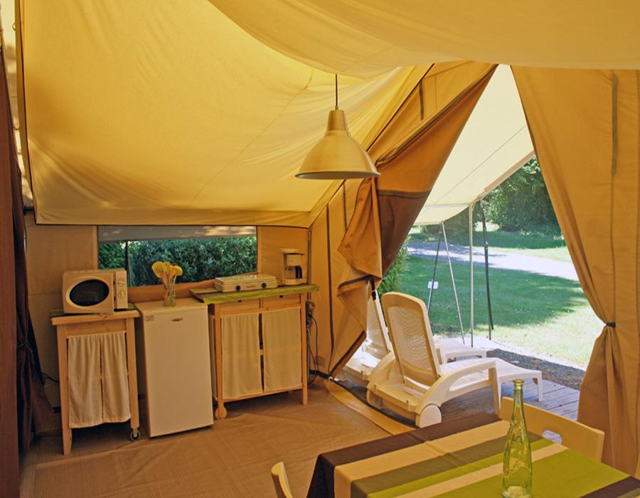 tente-meublee-2-chambres-avec-cuisine-camping-deux-sevres-bonnes-vacances-sarl