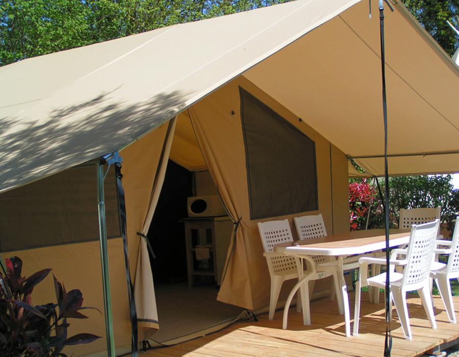 tente-meublee-2-chambres-avec-terrasse-camping-deux-sevres-bonnes-vacances-sarl