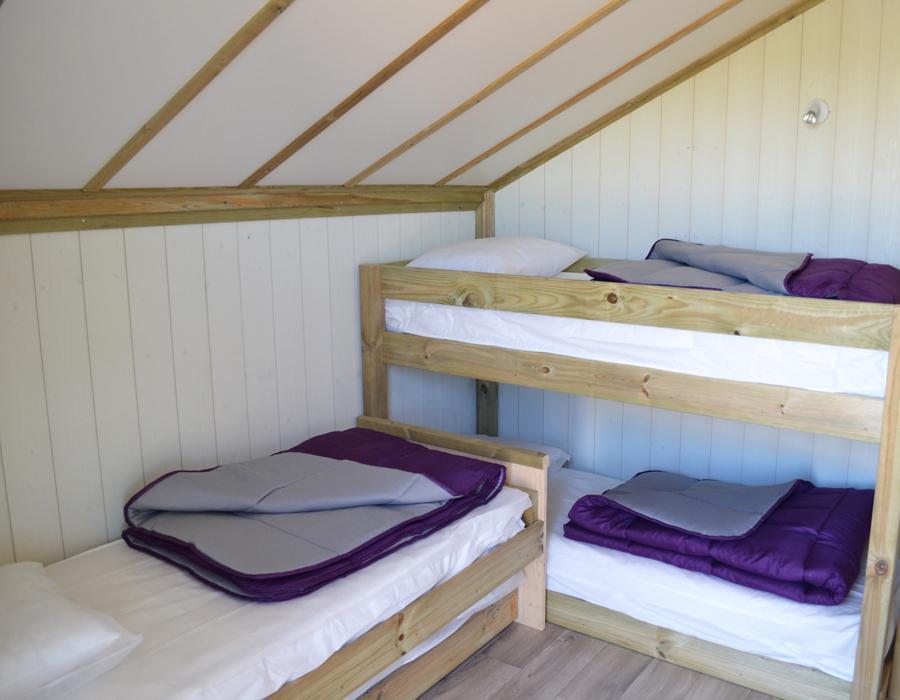 Lodge-6-personnes-avec-climatisation-chambres-enfants-camping-hautibus-bonnes-vacances-sarl