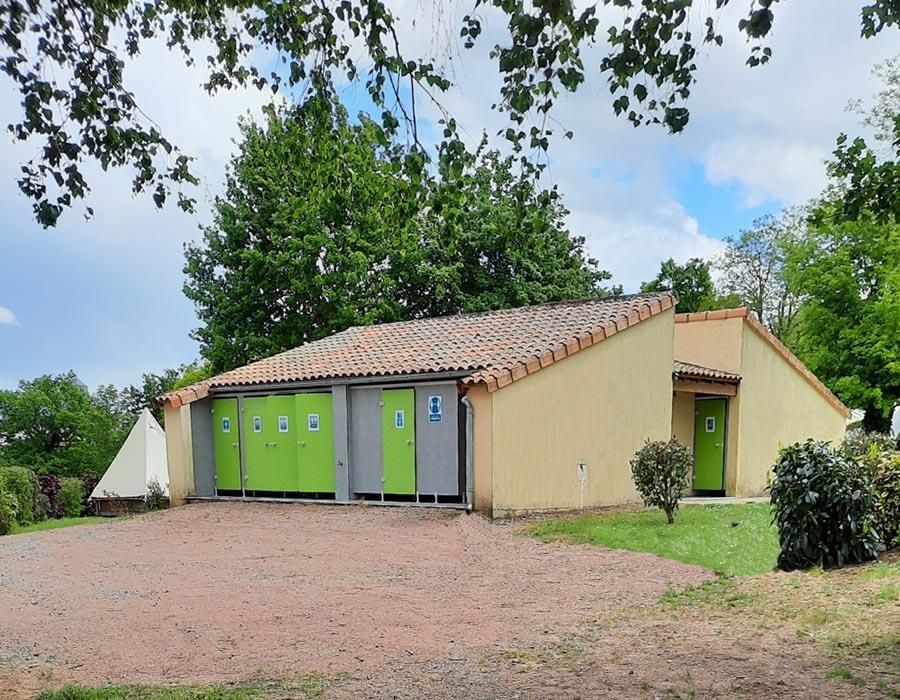 emplacement-camping-car-camping-sanitaires-camping-au-lac-hautibus-deux-sevres-argentonnay-bonnes-vacances-sarl