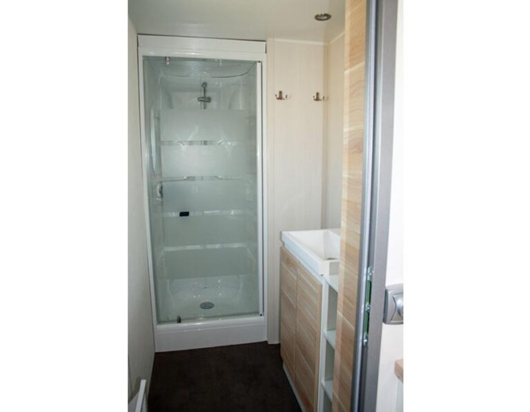 location-mobil-home-3-chambres-6-personnes-douche-camping-proche-parthenay-bonnes-vacances-sarl